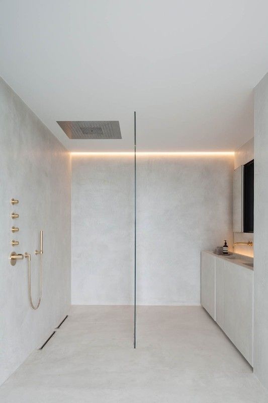 Foto interna de um banheiro, mostrando a iluminação embutida no forro.