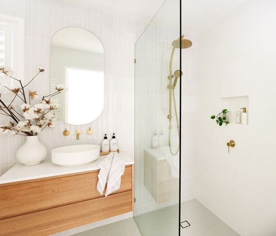Foto interna de um banheiro com materiais de cores claras.