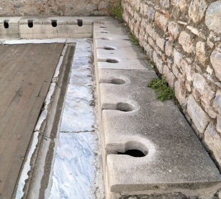 Foto das latrinas romanas.
