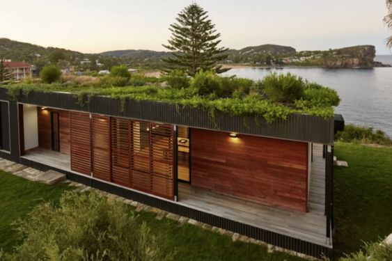 Fotografia externa, projeto de arquitetura bioclimática com teto verde.