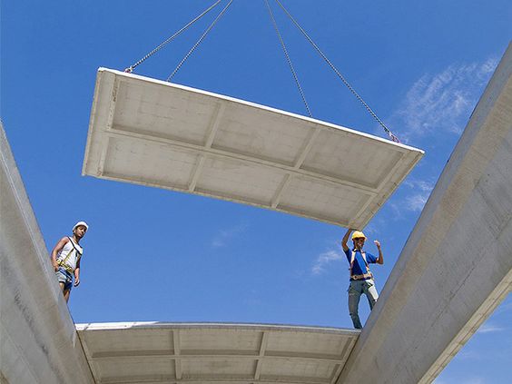 Imagem ilustrativa da montagem de uma edificação com painel de laje pré-fabricado.