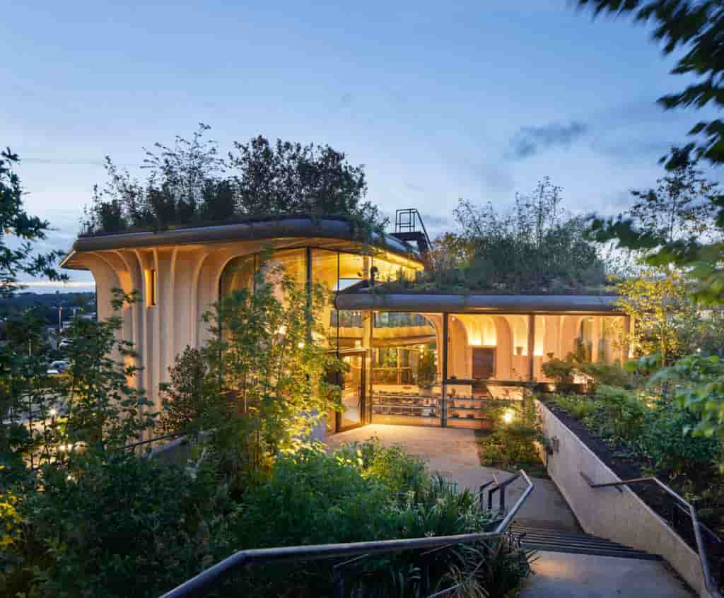 Exterior do Hospital Universitário Sant James, na Inglaterra, para tratamento de pessoas com câncer. Uso da arquitetura biofílica, que agrega o uso de elementos naturais para trazer bem estar