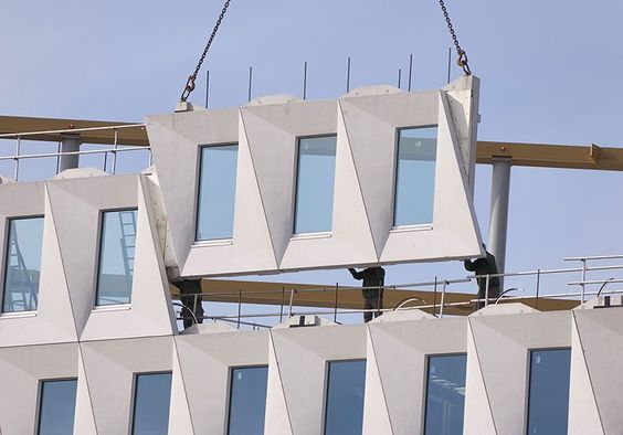 construção de uma fachada utilizando estrutura modular.