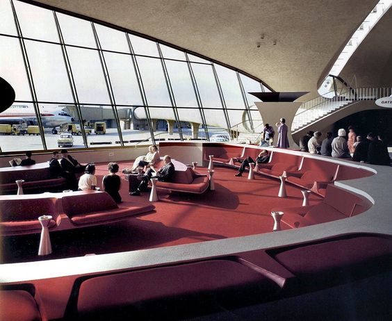 Interior do Terminal TWA com seu grande painel de vidro 