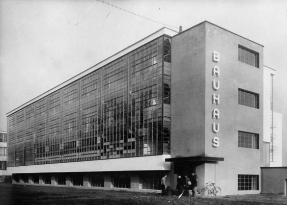 prédio da escola Bauhaus na Alemanha, um exemplo da Arquitetura Moderna