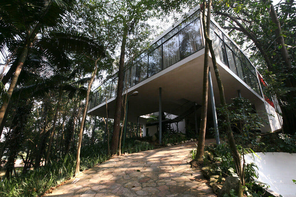 projeto modernista da Casa de vidro de Lina Bo Bardi 