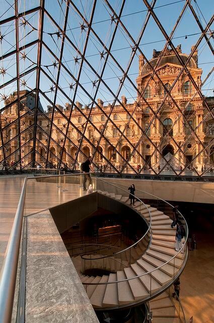 estrutura interna da galeria do Piramide do Louvre