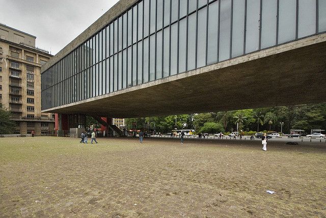 fachada do MASP fechada por vidro, uma característica comum da arquitetura moderna.