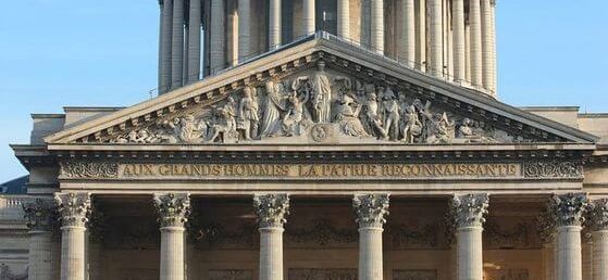 Frontão do panteão de Paris com os escritos "Aux grands hommes, la patrie reconnaissante"