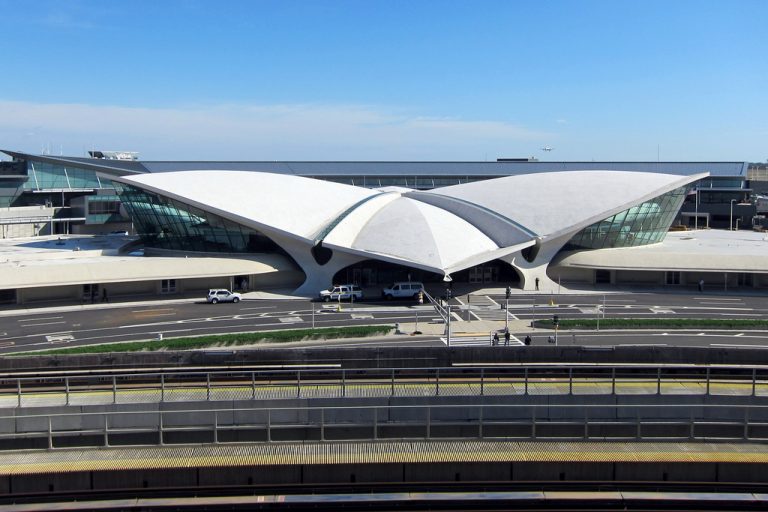 Foto do Terminal TWA, Aeroporto John F. Kennedy, o qual localiza-se em Nova York, Estados Unidos