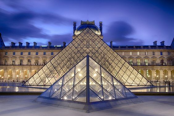 duas estruturas piramidais que compõe o Museu do Louvre