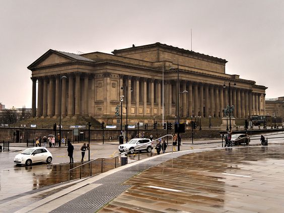 Edificação do saint george's hall demonstra elementos da a arquitetura inglesa neoclássica.
