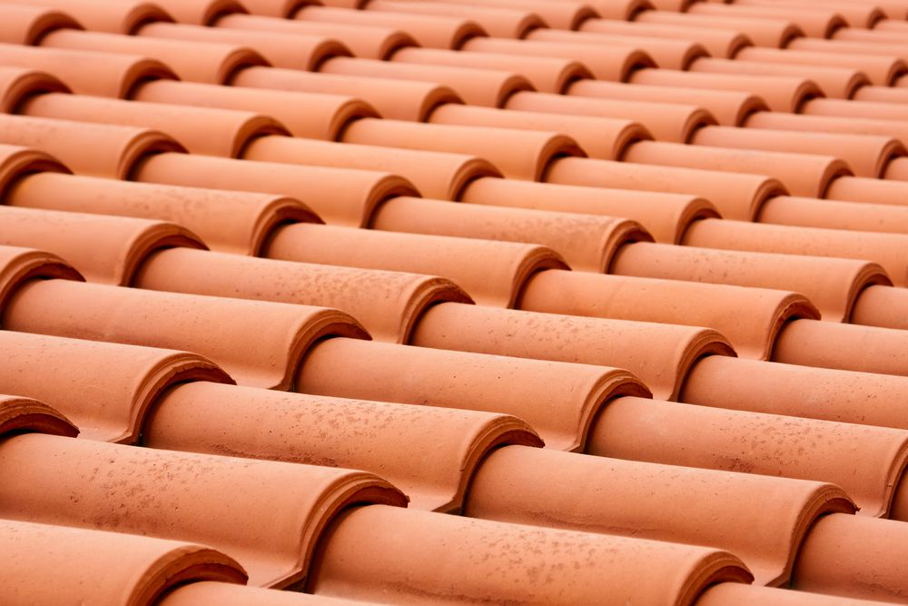 conjunto de telhas cerâmicas em um telhado