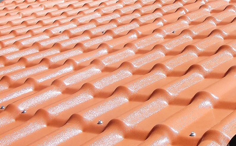 conjunto de telhas de PVC em um telhado