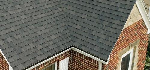 telhas shingle no telhado de uma casa