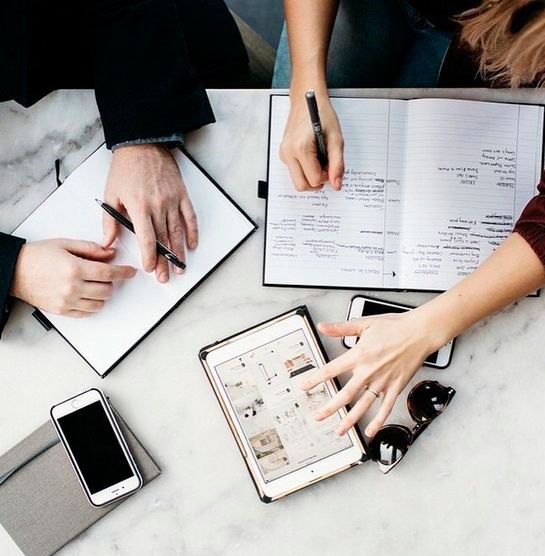 pessoas trabalhando em um projeto é necessário fazer o briefing Arquitetura para obter sucesso.