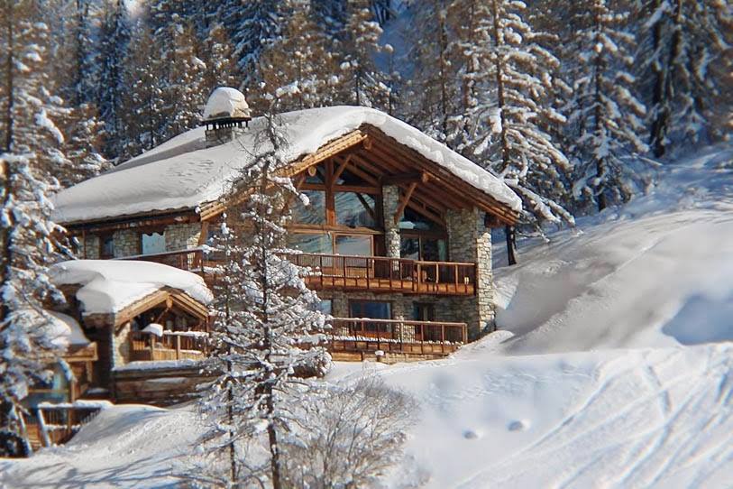 cabanas com neve nos telhados 