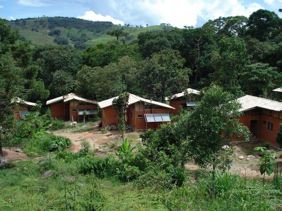 casas em uma ecovila, que pode ser construida atraves da bioconstrução