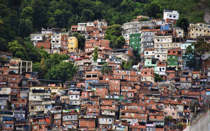 favelas são exemplos de precarização que podem ser evitadas por cidades planejadas no Brasil