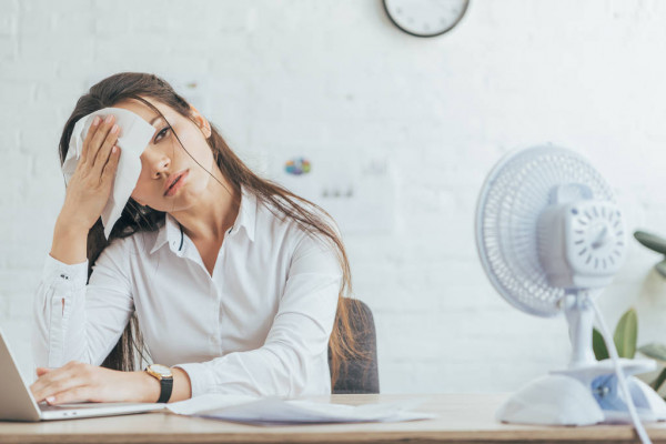 mulher com calor em um ambiente de trabalho