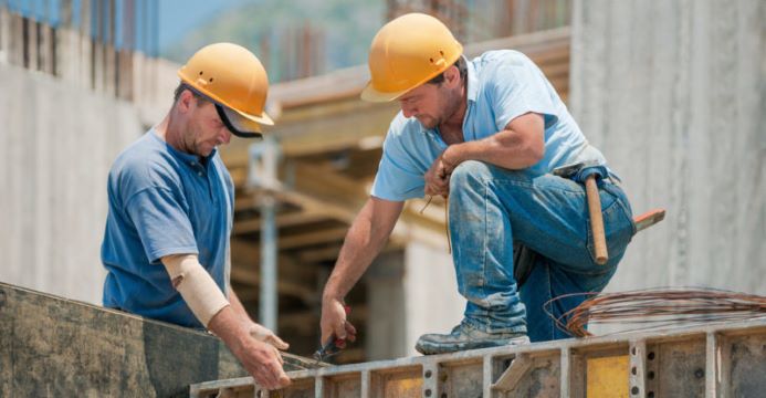 homens trabalhando nas etapas de uma obra