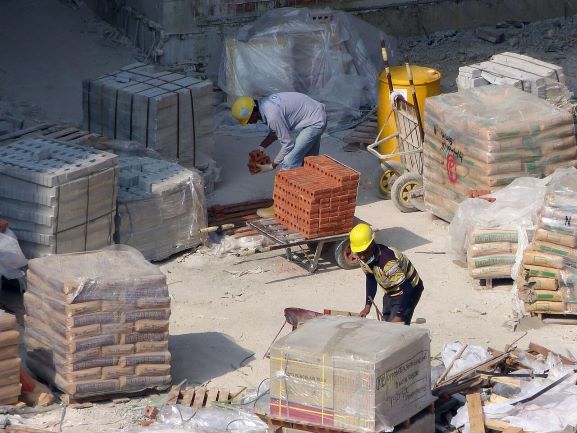 homens armazenando material nas etapas de uma obra