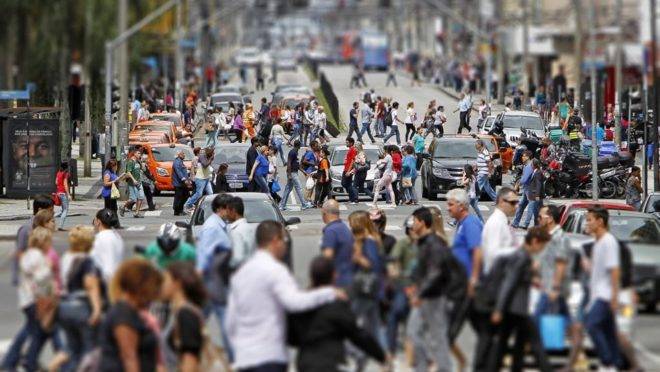 pessoas se locomovendo na rua