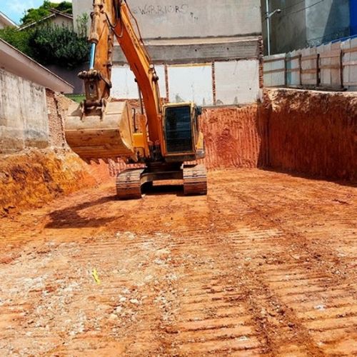 terraplanagem sendo realizada em um terreno