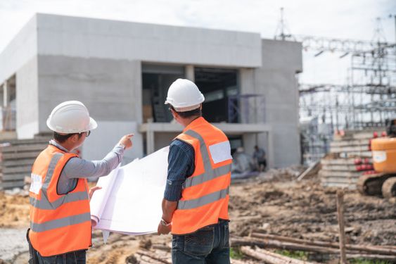 Equipe em acompanhamento de obra