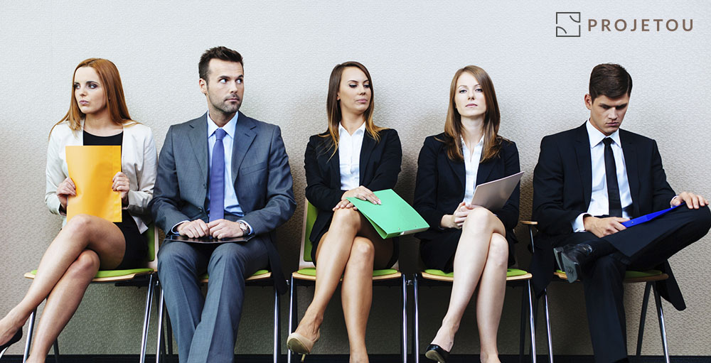 Foto de arquitetos sentados esperando serem chamado para entrevista de emprego